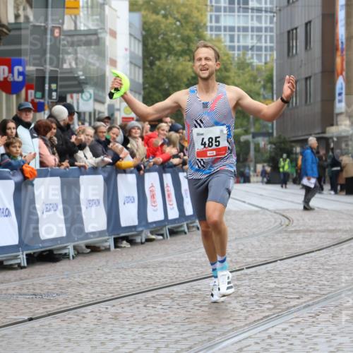 05.10.2025 - 20. swb-Marathon Bremen Strokosch-Dieckow http://msf.ph/oto/9227311 05.10.2025 12:22:07 Ziel 485 meine-sportfotos.de