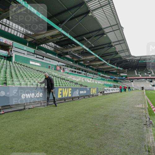 05.10.2025 - 20. swb-Marathon Bremen Michael Burmester http://msf.ph/oto/9227316 05.10.2025 11:52:32 Laufen im Stadion  meine-sportfotos.de