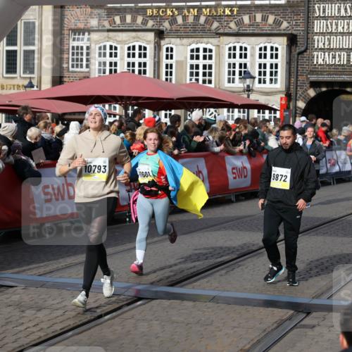 05.10.2025 - 20. swb-Marathon Bremen Yannick Fuchs http://msf.ph/oto/9227319 05.10.2025 10:58:09 Ziel 9568, 9576, 9582, 9719, 9872, 10127, 10395, 10577, 10703, 10793, 11058, 11116, 11301, 11601, 11663 meine-sportfotos.de