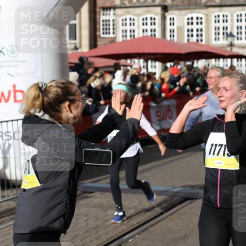 05.10.2025 - 20. swb-Marathon Bremen Yannick Fuchs http://msf.ph/oto/9227321 05.10.2025 11:01:16 Ziel 9182, 9305, 9443, 9880, 9954, 10477, 10630, 10914, 11053, 11337, 11338, 11524, 11719 meine-sportfotos.de