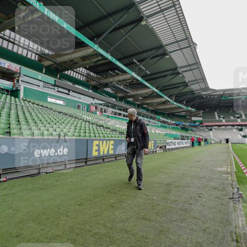 05.10.2025 - 20. swb-Marathon Bremen Michael Burmester http://msf.ph/oto/9227322 05.10.2025 11:52:35 Laufen im Stadion  meine-sportfotos.de