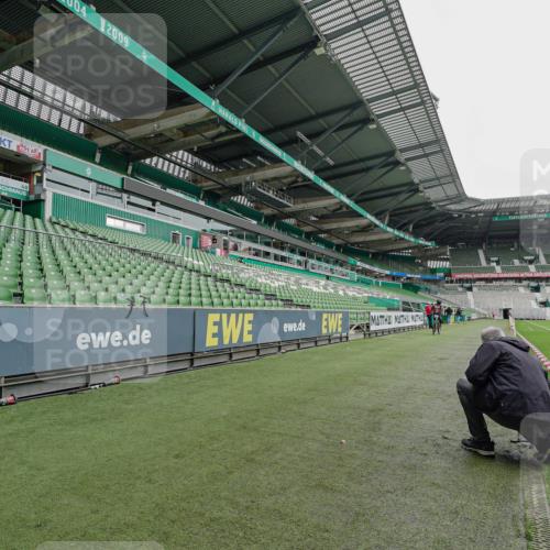 05.10.2025 - 20. swb-Marathon Bremen Michael Burmester http://msf.ph/oto/9227324 05.10.2025 11:52:51 Laufen im Stadion  meine-sportfotos.de