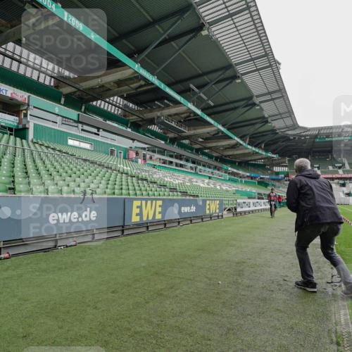 05.10.2025 - 20. swb-Marathon Bremen Michael Burmester http://msf.ph/oto/9227328 05.10.2025 11:52:52 Laufen im Stadion  meine-sportfotos.de