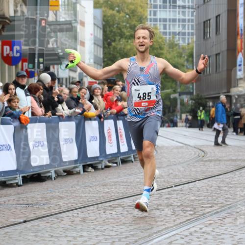 05.10.2025 - 20. swb-Marathon Bremen Strokosch-Dieckow http://msf.ph/oto/9227331 05.10.2025 12:22:07 Ziel 485 meine-sportfotos.de
