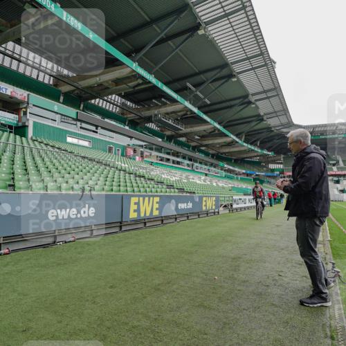 05.10.2025 - 20. swb-Marathon Bremen Michael Burmester http://msf.ph/oto/9227337 05.10.2025 11:52:53 Laufen im Stadion  meine-sportfotos.de