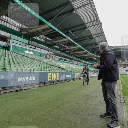 05.10.2025 - 20. swb-Marathon Bremen Michael Burmester http://msf.ph/oto/9227342 05.10.2025 11:52:54 Laufen im Stadion  meine-sportfotos.de