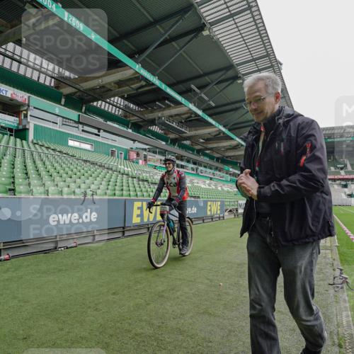 05.10.2025 - 20. swb-Marathon Bremen Michael Burmester http://msf.ph/oto/9227347 05.10.2025 11:52:55 Laufen im Stadion  meine-sportfotos.de