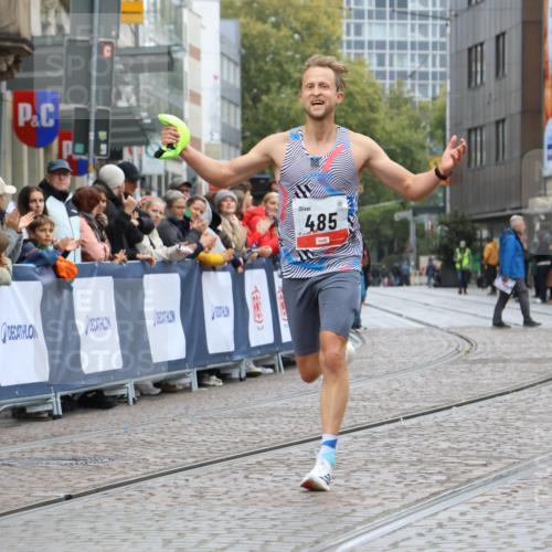 05.10.2025 - 20. swb-Marathon Bremen Strokosch-Dieckow http://msf.ph/oto/9227350 05.10.2025 12:22:07 Ziel 485 meine-sportfotos.de