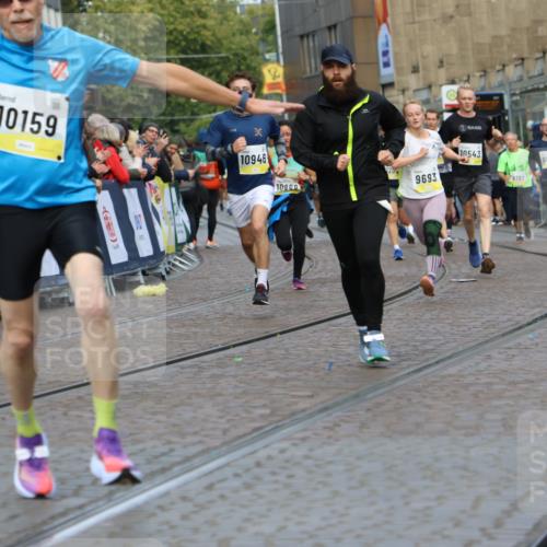 05.10.2025 - 20. swb-Marathon Bremen Strokosch-Dieckow http://msf.ph/oto/9227360 05.10.2025 10:49:55 Ziel 9369, 9676, 9693, 9696, 9803, 10159, 10543, 10868, 10946, 11091, 11642, 11749 meine-sportfotos.de