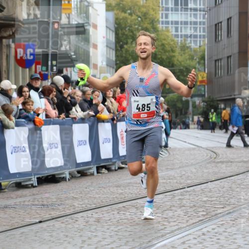05.10.2025 - 20. swb-Marathon Bremen Strokosch-Dieckow http://msf.ph/oto/9227368 05.10.2025 12:22:07 Ziel 485 meine-sportfotos.de