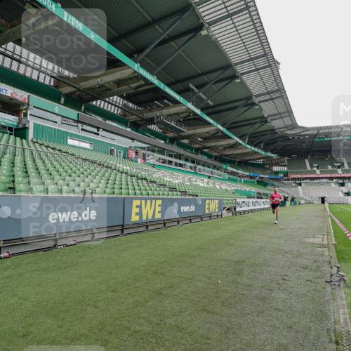 05.10.2025 - 20. swb-Marathon Bremen Michael Burmester http://msf.ph/oto/9227382 05.10.2025 11:53:05 Laufen im Stadion 408 meine-sportfotos.de