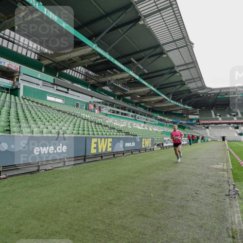 05.10.2025 - 20. swb-Marathon Bremen Michael Burmester http://msf.ph/oto/9227387 05.10.2025 11:53:06 Laufen im Stadion 408 meine-sportfotos.de
