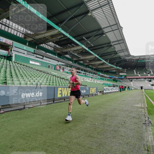 05.10.2025 - 20. swb-Marathon Bremen Michael Burmester http://msf.ph/oto/9227392 05.10.2025 11:53:08 Laufen im Stadion 408 meine-sportfotos.de