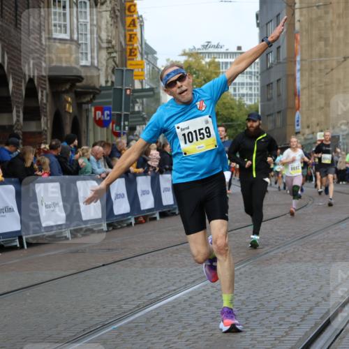 05.10.2025 - 20. swb-Marathon Bremen Strokosch-Dieckow http://msf.ph/oto/9227406 05.10.2025 10:49:55 Ziel 9369, 9676, 9693, 9696, 9803, 10159, 10543, 10868, 10946, 11091, 11642, 11749 meine-sportfotos.de