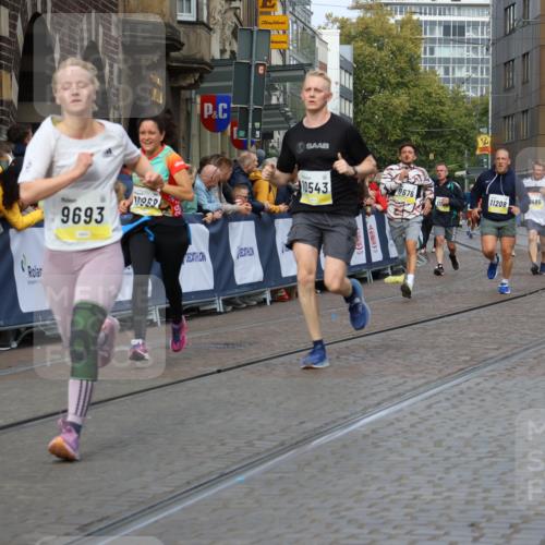 05.10.2025 - 20. swb-Marathon Bremen Strokosch-Dieckow http://msf.ph/oto/9227484 05.10.2025 10:50:00 Ziel 9485, 9676, 9693, 9787, 9803, 10246, 10543, 10868, 10946, 11208, 11288, 11295, 11621, 11642 meine-sportfotos.de