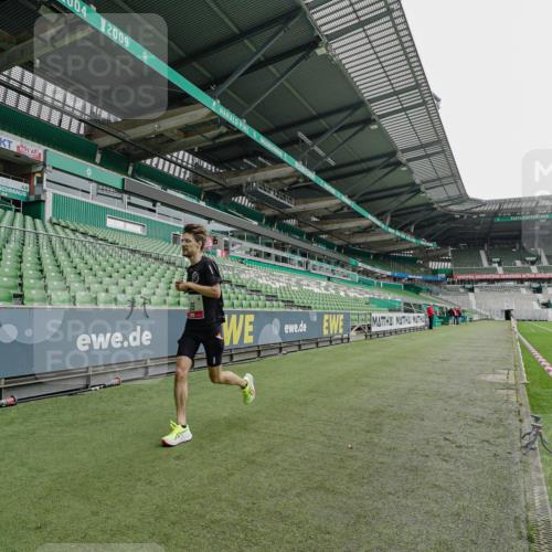 05.10.2025 - 20. swb-Marathon Bremen Michael Burmester http://msf.ph/oto/9227491 05.10.2025 11:54:49 Laufen im Stadion 15 meine-sportfotos.de