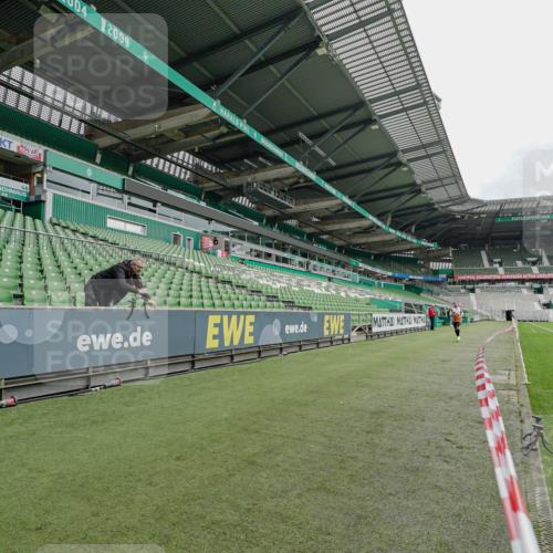 05.10.2025 - 20. swb-Marathon Bremen Michael Burmester http://msf.ph/oto/9227496 05.10.2025 11:55:57 Laufen im Stadion 49, 15 meine-sportfotos.de