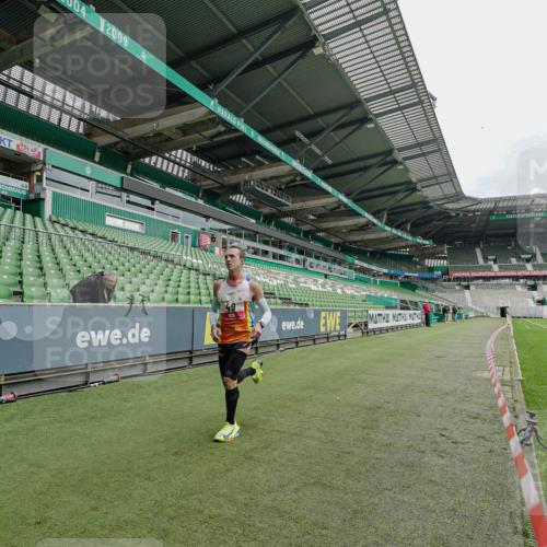 05.10.2025 - 20. swb-Marathon Bremen Michael Burmester http://msf.ph/oto/9227504 05.10.2025 11:56:01 Laufen im Stadion 49 meine-sportfotos.de