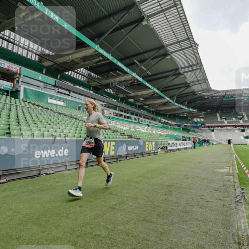 05.10.2025 - 20. swb-Marathon Bremen Michael Burmester http://msf.ph/oto/9227513 05.10.2025 11:57:51 Laufen im Stadion 1301 meine-sportfotos.de