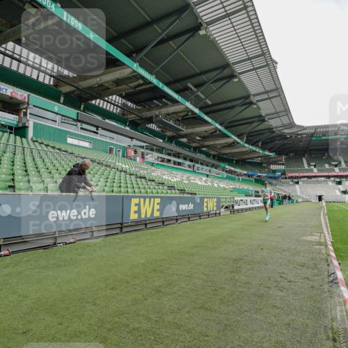 05.10.2025 - 20. swb-Marathon Bremen Michael Burmester http://msf.ph/oto/9227517 05.10.2025 11:58:09 Laufen im Stadion 1122, 1301 meine-sportfotos.de