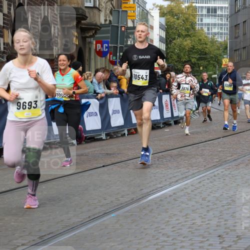 05.10.2025 - 20. swb-Marathon Bremen Strokosch-Dieckow http://msf.ph/oto/9227518 05.10.2025 10:50:00 Ziel 9485, 9676, 9693, 9787, 9803, 10246, 10543, 10868, 10946, 11208, 11288, 11295, 11621, 11642 meine-sportfotos.de