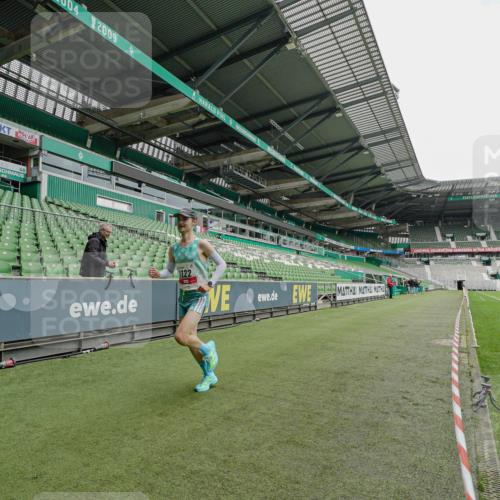 05.10.2025 - 20. swb-Marathon Bremen Michael Burmester http://msf.ph/oto/9227525 05.10.2025 11:58:11 Laufen im Stadion 1122, 1301 meine-sportfotos.de