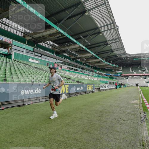 05.10.2025 - 20. swb-Marathon Bremen Michael Burmester http://msf.ph/oto/9227529 05.10.2025 11:58:52 Laufen im Stadion 212, 1122, 1301 meine-sportfotos.de