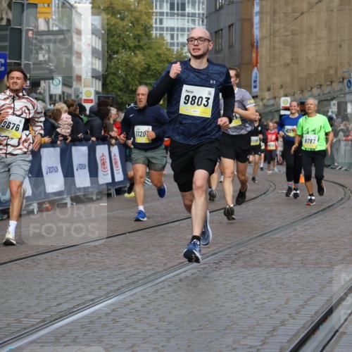 05.10.2025 - 20. swb-Marathon Bremen Strokosch-Dieckow http://msf.ph/oto/9227532 05.10.2025 10:50:02 Ziel 9485, 9676, 9693, 9787, 9803, 10246, 10543, 10868, 11104, 11208, 11288, 11295, 11621 meine-sportfotos.de