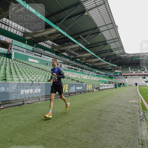 05.10.2025 - 20. swb-Marathon Bremen Michael Burmester http://msf.ph/oto/9227534 05.10.2025 11:59:27 Laufen im Stadion 212, 1779 meine-sportfotos.de