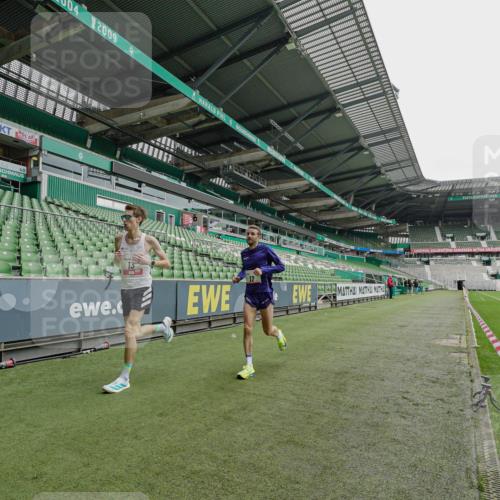 05.10.2025 - 20. swb-Marathon Bremen Michael Burmester http://msf.ph/oto/9227543 05.10.2025 11:59:54 Laufen im Stadion 12, 13, 1779, 212 meine-sportfotos.de