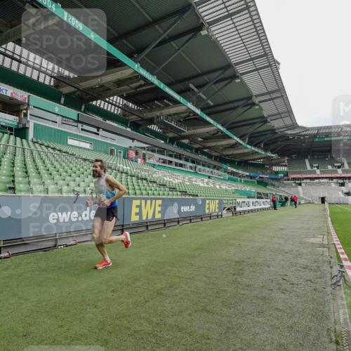 05.10.2025 - 20. swb-Marathon Bremen Michael Burmester http://msf.ph/oto/9227549 05.10.2025 12:00:57 Laufen im Stadion 404, 12, 13 meine-sportfotos.de