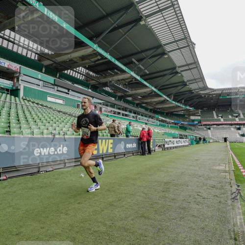 05.10.2025 - 20. swb-Marathon Bremen Michael Burmester http://msf.ph/oto/9227553 05.10.2025 12:01:33 Laufen im Stadion 404, 1124 meine-sportfotos.de