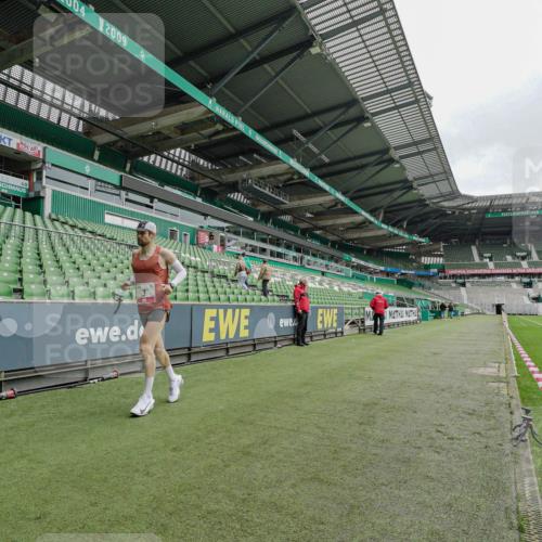 05.10.2025 - 20. swb-Marathon Bremen Michael Burmester http://msf.ph/oto/9227558 05.10.2025 12:02:04 Laufen im Stadion 3, 1124, 404 meine-sportfotos.de