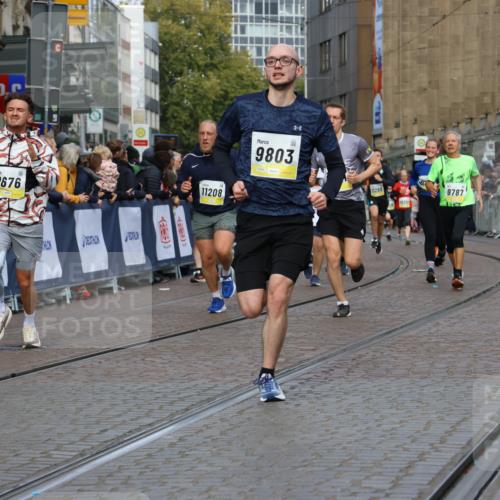 05.10.2025 - 20. swb-Marathon Bremen Strokosch-Dieckow http://msf.ph/oto/9227562 05.10.2025 10:50:02 Ziel 9485, 9676, 9693, 9787, 9803, 10246, 10543, 10868, 11104, 11208, 11288, 11295, 11621 meine-sportfotos.de