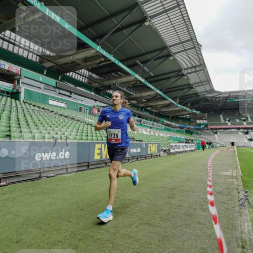 05.10.2025 - 20. swb-Marathon Bremen Michael Burmester http://msf.ph/oto/9227570 05.10.2025 12:02:41 Laufen im Stadion 3, 1739, 1124 meine-sportfotos.de
