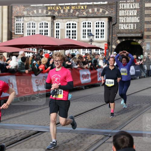 05.10.2025 - 20. swb-Marathon Bremen Yannick Fuchs http://msf.ph/oto/9227571 05.10.2025 10:58:16 Ziel 9330, 9576, 9582, 9634, 9872, 10127, 10377, 10395, 10398, 10459, 10620, 11058, 11601, 11608 meine-sportfotos.de