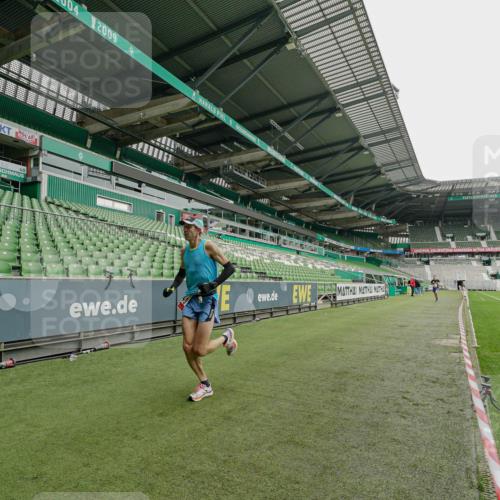 05.10.2025 - 20. swb-Marathon Bremen Michael Burmester http://msf.ph/oto/9227576 05.10.2025 12:03:42 Laufen im Stadion 2037, 2049, 1739 meine-sportfotos.de