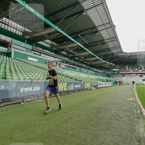 05.10.2025 - 20. swb-Marathon Bremen Michael Burmester http://msf.ph/oto/9227584 05.10.2025 12:03:50 Laufen im Stadion 2037, 2049, 1739 meine-sportfotos.de