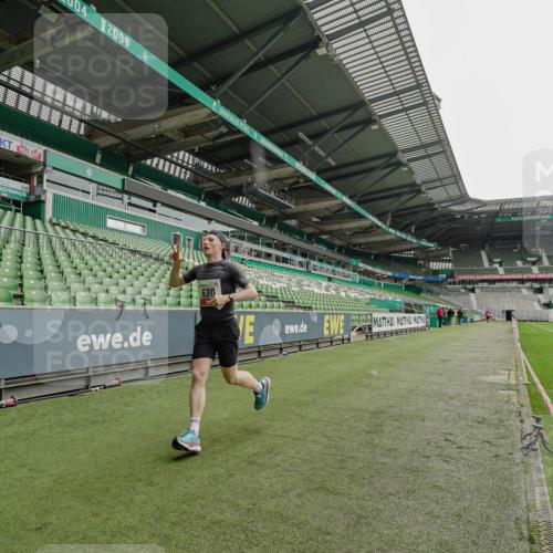 05.10.2025 - 20. swb-Marathon Bremen Michael Burmester http://msf.ph/oto/9227588 05.10.2025 12:05:41 Laufen im Stadion 680 meine-sportfotos.de