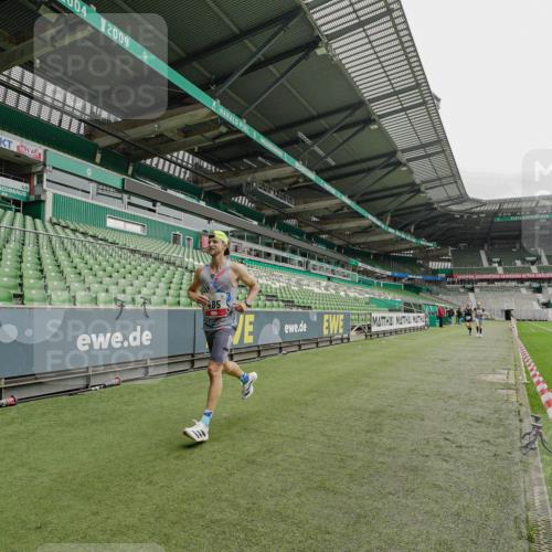 05.10.2025 - 20. swb-Marathon Bremen Michael Burmester http://msf.ph/oto/9227601 05.10.2025 12:06:24 Laufen im Stadion 282, 485, 594, 680, 1233, 1628 meine-sportfotos.de