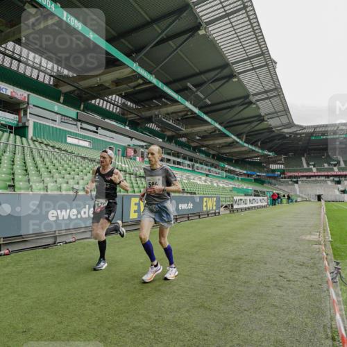 05.10.2025 - 20. swb-Marathon Bremen Michael Burmester http://msf.ph/oto/9227605 05.10.2025 12:06:30 Laufen im Stadion 282, 485, 594, 680, 1233, 1628 meine-sportfotos.de