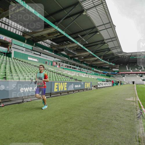 05.10.2025 - 20. swb-Marathon Bremen Michael Burmester http://msf.ph/oto/9227611 05.10.2025 12:08:22 Laufen im Stadion 1357, 1648 meine-sportfotos.de