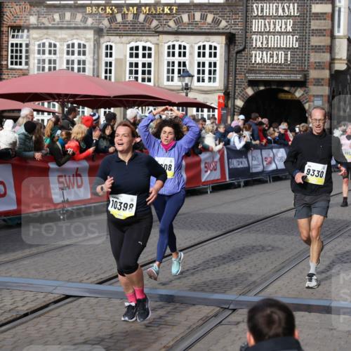 05.10.2025 - 20. swb-Marathon Bremen Yannick Fuchs http://msf.ph/oto/9227612 05.10.2025 10:58:17 Ziel 9330, 9576, 9582, 9634, 9952, 10127, 10377, 10395, 10398, 10459, 10620, 11058, 11562, 11608 meine-sportfotos.de
