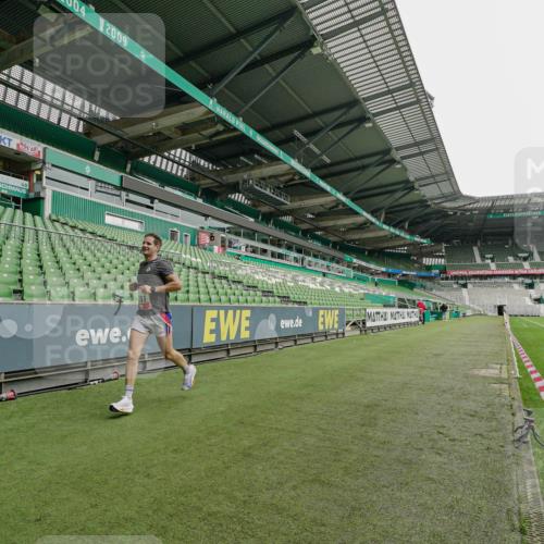 05.10.2025 - 20. swb-Marathon Bremen Michael Burmester http://msf.ph/oto/9227621 05.10.2025 12:08:50 Laufen im Stadion 1357, 1648, 1861 meine-sportfotos.de