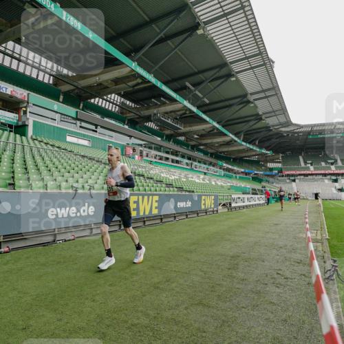 05.10.2025 - 20. swb-Marathon Bremen Michael Burmester http://msf.ph/oto/9227627 05.10.2025 12:09:22 Laufen im Stadion 535, 784, 1083, 1493, 1730, 1861, 1357, 1648 meine-sportfotos.de
