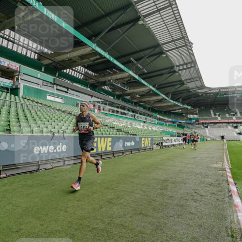 05.10.2025 - 20. swb-Marathon Bremen Michael Burmester http://msf.ph/oto/9227633 05.10.2025 12:09:27 Laufen im Stadion 535, 784, 1083, 1493, 1730, 1861, 1357, 1648 meine-sportfotos.de