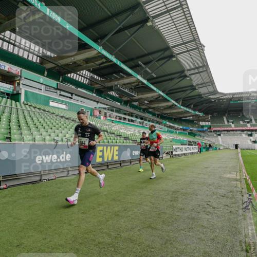 05.10.2025 - 20. swb-Marathon Bremen Michael Burmester http://msf.ph/oto/9227642 05.10.2025 12:09:31 Laufen im Stadion 535, 784, 1083, 1493, 1730, 1861, 1357 meine-sportfotos.de