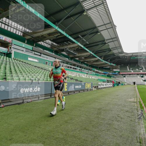 05.10.2025 - 20. swb-Marathon Bremen Michael Burmester http://msf.ph/oto/9227647 05.10.2025 12:09:32 Laufen im Stadion 535, 784, 1083, 1493, 1730, 1861, 1357 meine-sportfotos.de