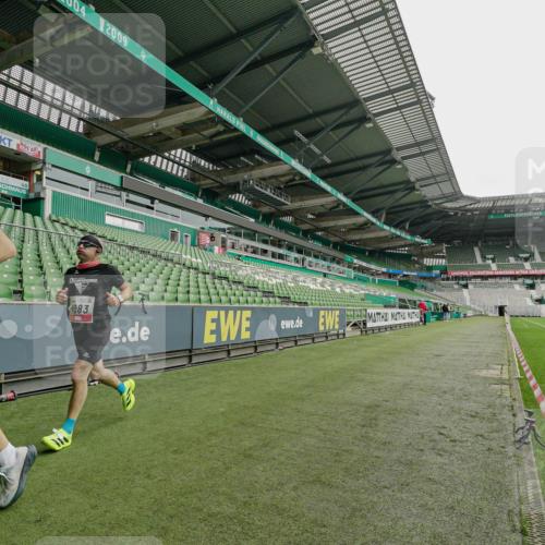 05.10.2025 - 20. swb-Marathon Bremen Michael Burmester http://msf.ph/oto/9227654 05.10.2025 12:09:33 Laufen im Stadion 535, 784, 1083, 1493, 1730, 1861, 1357 meine-sportfotos.de