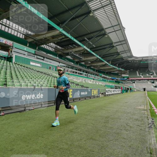 05.10.2025 - 20. swb-Marathon Bremen Michael Burmester http://msf.ph/oto/9227659 05.10.2025 12:10:05 Laufen im Stadion 50, 535, 784, 1083, 1493, 1730 meine-sportfotos.de